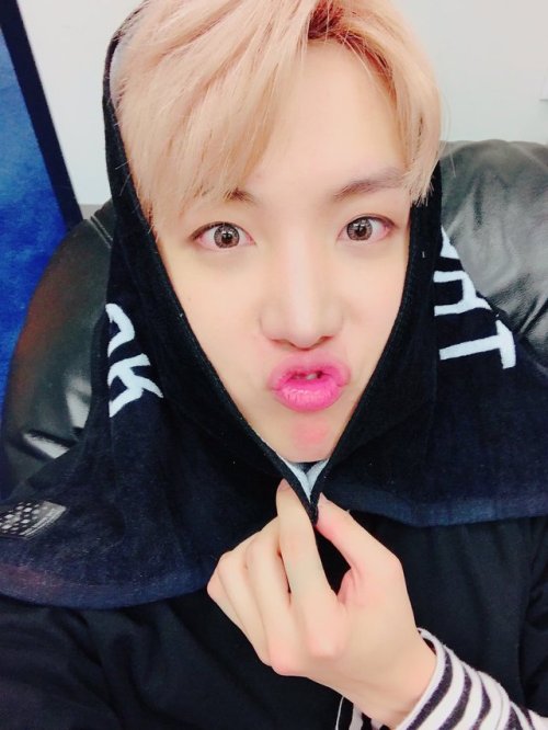 170324 J-Hope’s Tweet 내일 또 봐요~ 뉴욕 pic.twitter.com/1voBmYfaNw See you again tomorrow~ New York Trans 