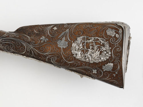 An ornate gold and silver decorated air rifle crafted by Johan Gottfriede Kolbe, circa 1735. Compres