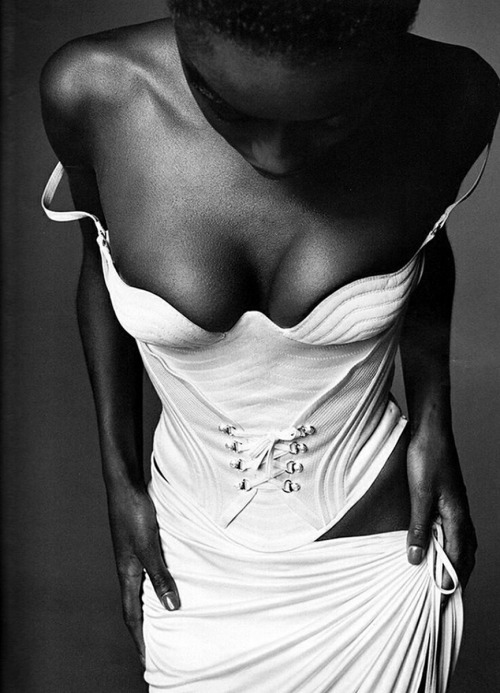 yesterdayandkarma:  Photographer-Walter-Chin-Model-Lorraine-Pascale