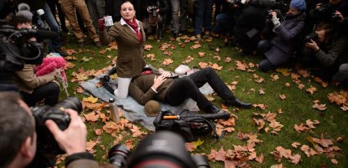 legiont: iamjalisaelite: micdotcom: Hundreds stage “face-sit in” outside parliament to protest ne