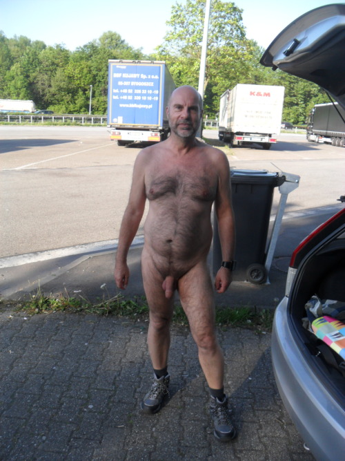 moreexhibitionistsarego:  Euskl unterwegs… 