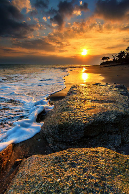 plasmatics-life:  Cupel Beach by Gus Mang Ming | (Website)