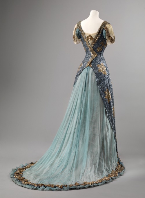 fripperiesandfobs:Evening dress, 1905-10From the Nasjonalmuseet for Kunst, Arkitektur og Design