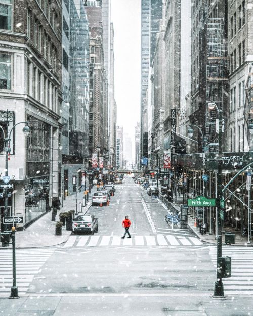 The interesting contrast between winter vibes and red spots ❄️❤️ 1, 2 or 3?#red #newyork #winter