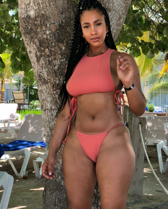 maceleven:  www.instagram.com/_pinkbesos