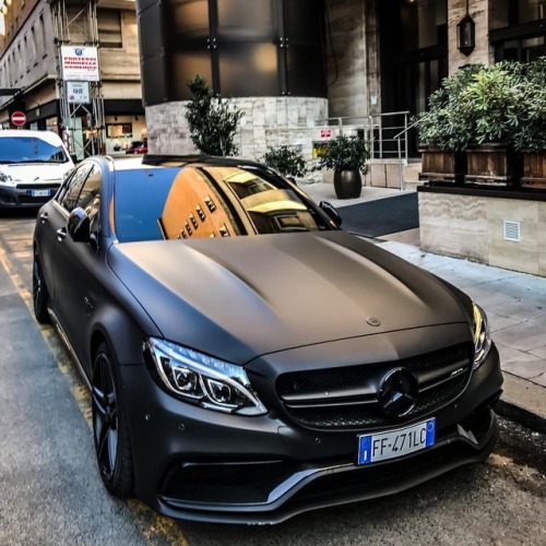 Mercedes-Benz C 63 [S] AMG (Instagram @chrissagramola)