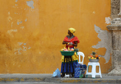 ggomezphoto:Palenquera en la Plaza Santo Domingo. Cartagena 2015©