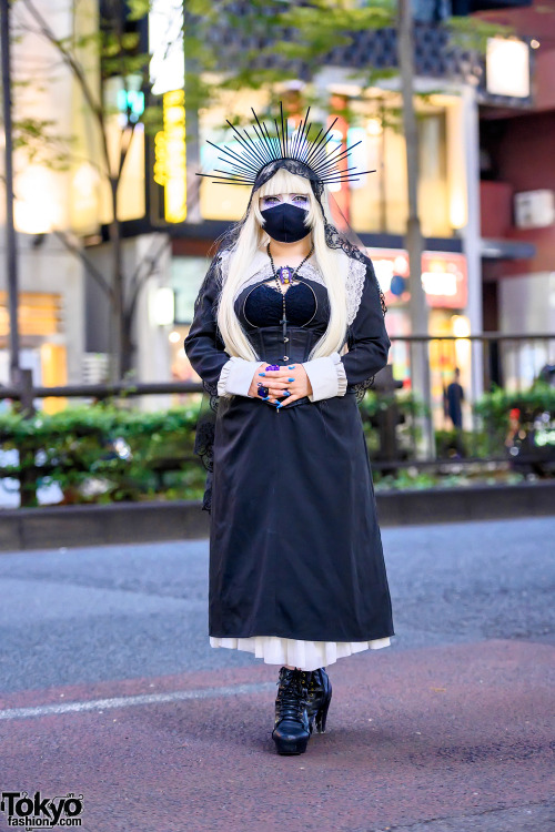 Japanese apparel staffer Yamazaki2Gou on the street in Harajuku wearing a gothic look featuring a Yu