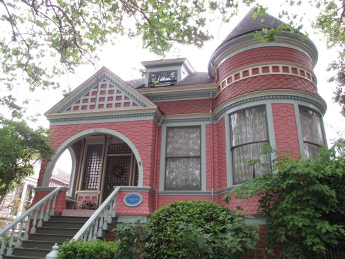 starlightnymph:thealy50:The Carl F. Lindsay house was built in the Queen Anne style in 1895. Santa C