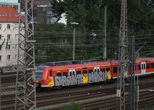 Train graffiti in Hannover, Germany calling for the evacuation of the thousands of refugees stranded
