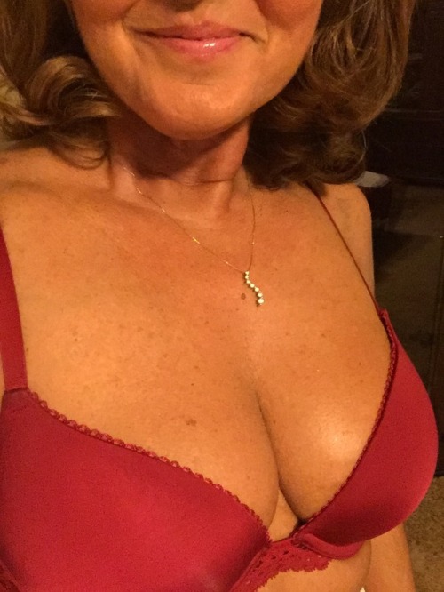 justplayin5162:Happy Thong Thursday!Love it glad to see u back.Beautiful gorgeous sexy