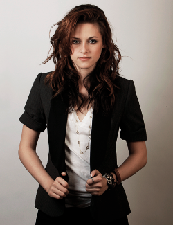 justyounggods:  6/50 favorite pictures of Kristen Stewart  » Portraits by Matt Sayles 2008 