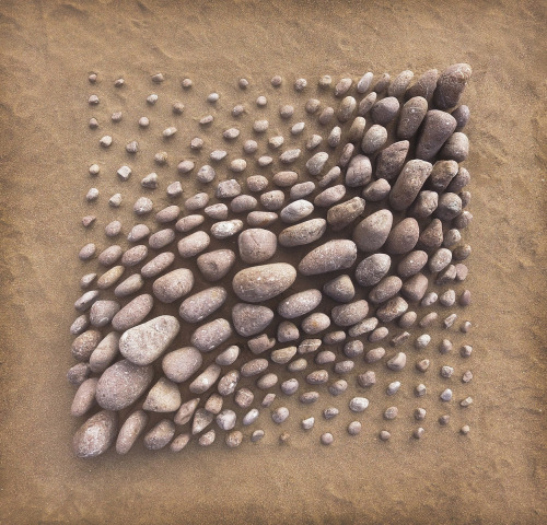 escapekit:Stone Coil Arrangements Wales-based artist Jon Foreman’s in collaboration with artist James Brunt have created precisely arranged stones Coil and surge across sandy beaches. Each work is precise in size, hue and shape which contrasts the