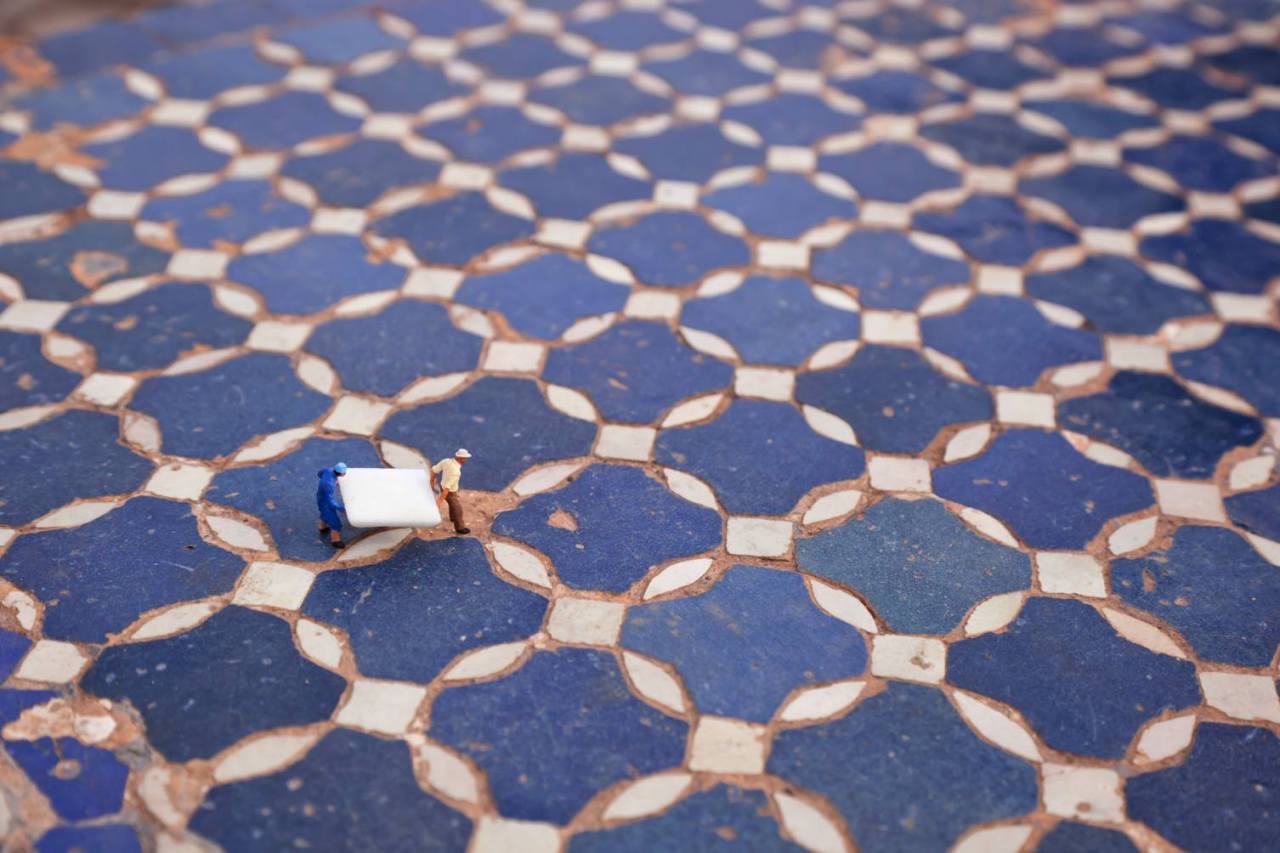 archatlas:  The Little People Project  Slinkachu    His miniature figures are left