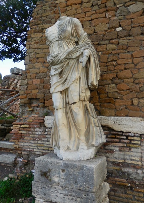 Statua senza testa di una donna (anche mancando una mano e un braccio), Ostia Antica, 2019.