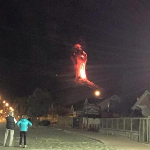 revistanarujodo:  Volcán Villarrica Erupcionó esta noche