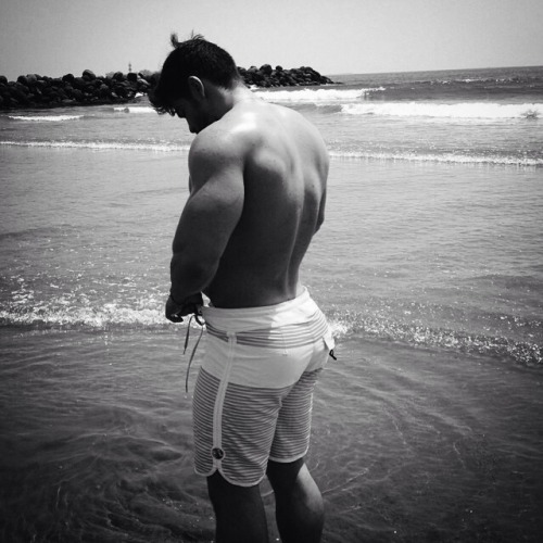 fetish-fat:  hoscos:  Ssss @aheragui  Oh myyyyy, I love how his shorts are straining to contain dat ass…nom nom nom 