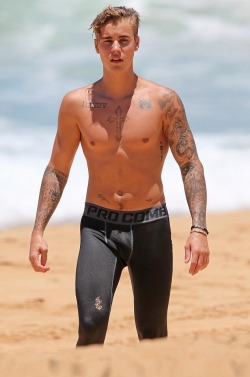 celebsland:  Bieber bulge. 