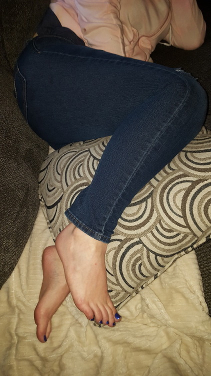 my pretty wifes candid curves and sexy feet.please comment