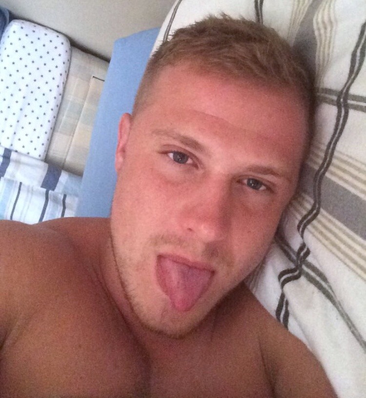 exclusivekiks:  Hot stud 🔥🔥🔥🔥💋💋💋  Follow me:  http://exclusivekiks.tumblr.com/