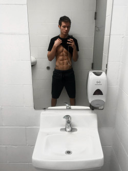 alexbischoffphotography:  Gym selfie