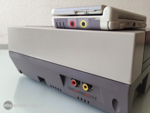 isquirtmilkfrommyeye:  Here’s a retro NES skin for your New 3ds XL  Source 