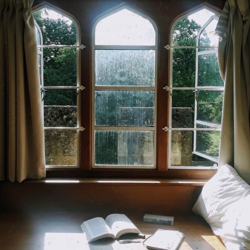 busy-bizzy-bee:Missing my room at Oxford…