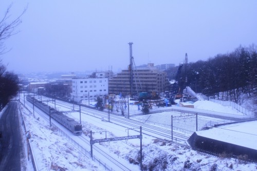 【５１２】積雪の 午後は近場の 橋上で 雪中走る 電車撮りたり