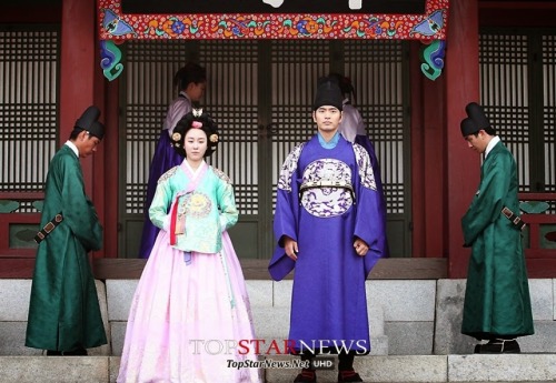 I soooooo miss The Three Musketeers. *crying* I want season 2 and 3. The first season was awesome!