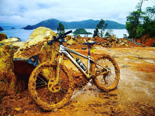 mountainbikingactionshots: RG mukhlis_a_mukh: DOUGHNUT. #repost4 #instagram #instapict #mtblife http