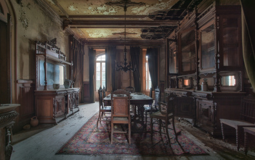 steampunktendencies: Stunning Abandoned Homes Are Surprisingly Full Of Life “Abandoned homes a