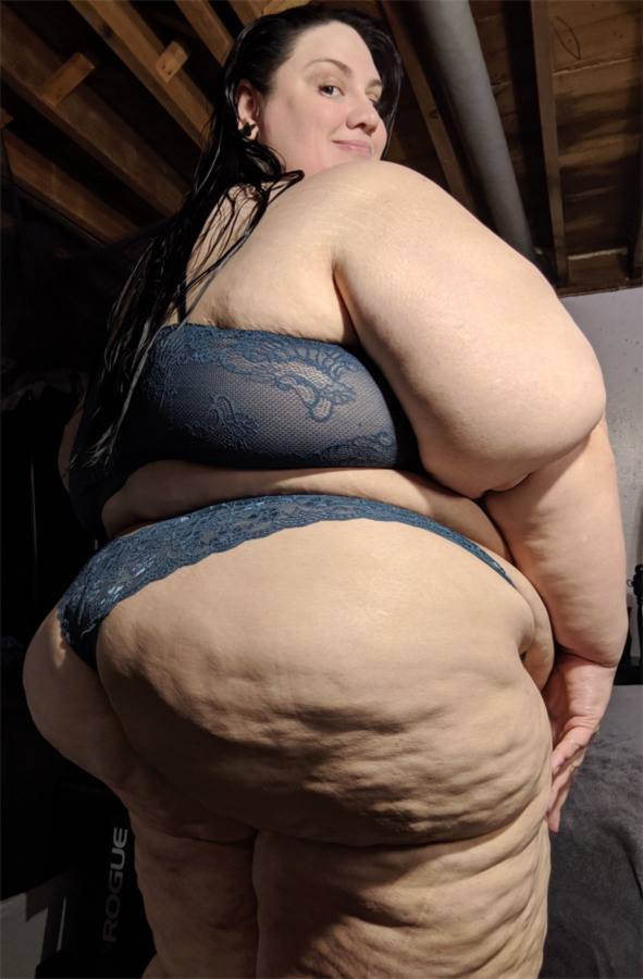 xutjja:  Who wants to get squashed under this ass?  I’ll be only be available