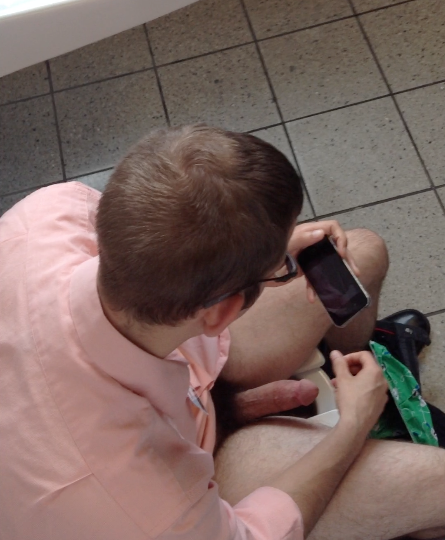 psugrad86:  spycamdude2:  Co-worker caught wanking… Follow me!….http://spycamdude2.tumblr.com/  😎😎😎
