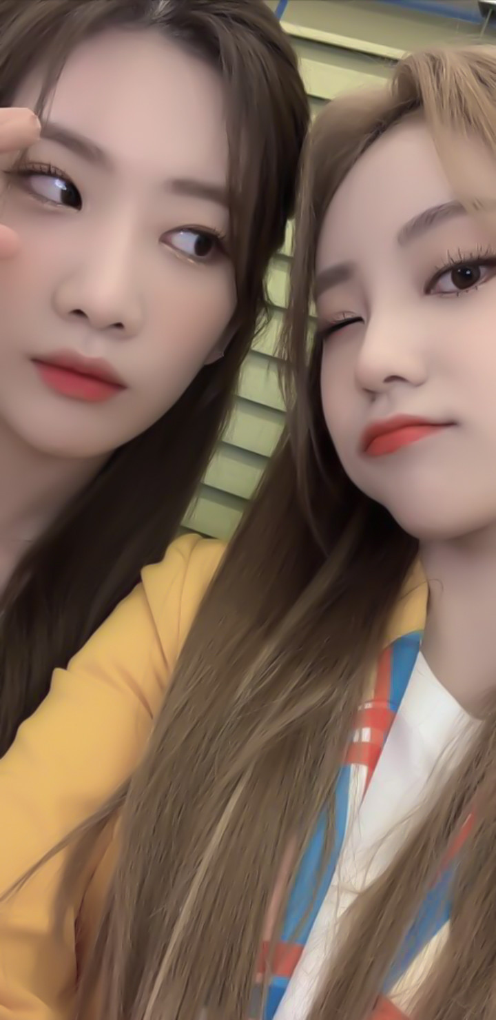 Lip & Hyujin Lockscreens (loona)