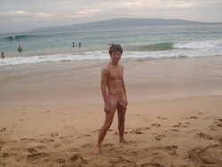 nakedpublicfun:  Showing off at the beach