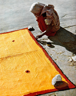 vintageindianclothing:Woman Colouring a Sari, 1951 (Werner Bischof)