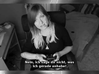 missesvlog-gifs:  Kelly aka MissesVlog “GAMER GIRL” Mehr Kelly-/MissesVlog-Gifs!
