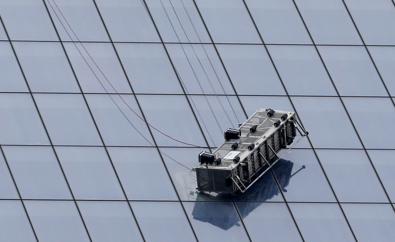 yahoonewsphotos:  Window washers trapped on scaffold outside One World Trade Center