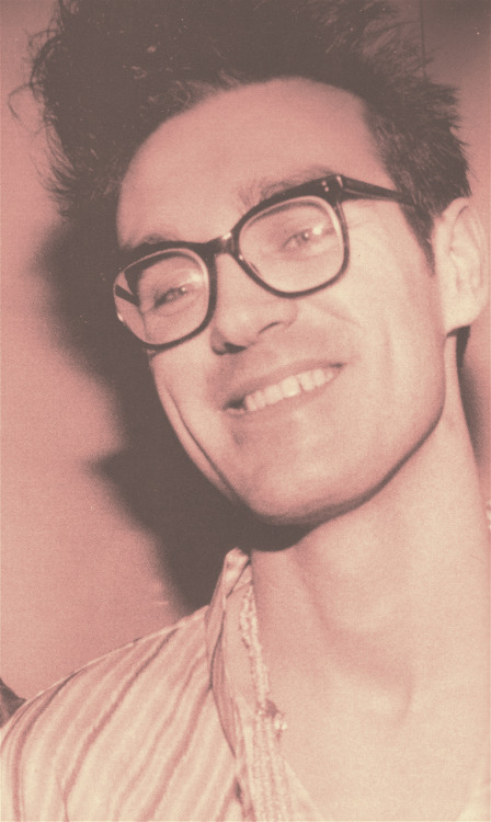 tunnelsounds:  Morrissey in glasses.  Lo amo