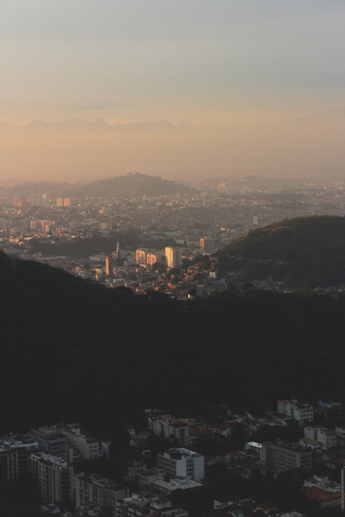 actiniaria:  There are few places in Rio where you can be alone in a city this huge. The mountains are one of them.