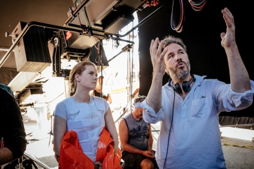  Denis Villeneuve with Amy Adams, Jeremy Renner and others while filming Arrival (2016)