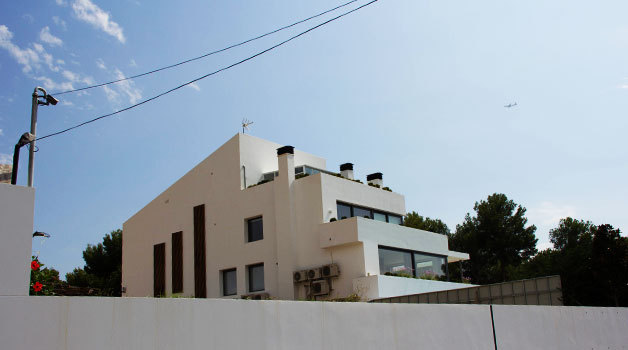 fyleonella:  Leo bought another property next to his house in Castelldefels. The