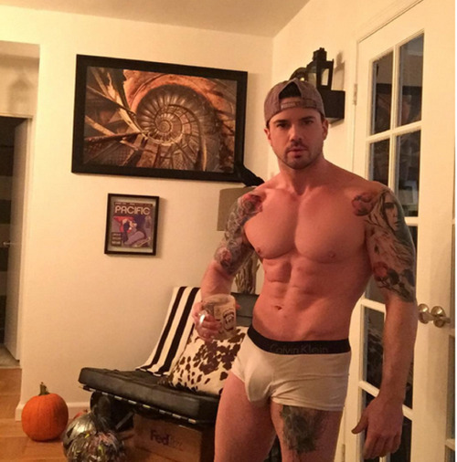 bulge-xlbigdick:  maxiremix:  Joe Putignano   hOt
