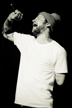 battlemxntain:  stillnotheartless:  Jonny Craig!  where the fuck is his arm oh my god 