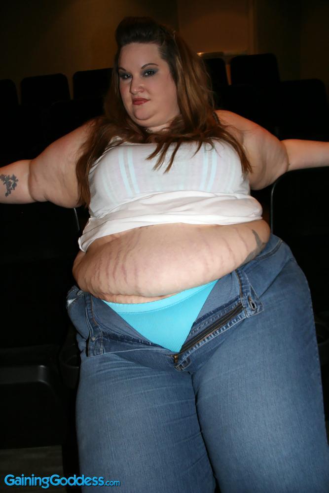 heywewantsomefatty:All the stretch marks scars her belly got to get fat and pack
