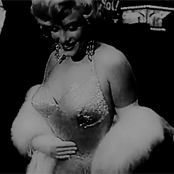 beauvelvet:  Marilyn Monroe attending the premiere of Some Like it Hot at the Lowes Capitol Theatre in New York, March 1959. 