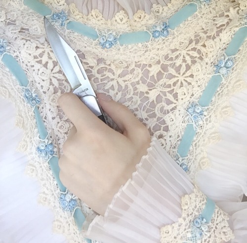 milliedollgraves:i only feel beautiful with a knife in my hand