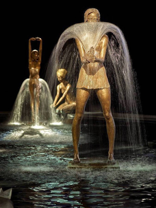 thedesigndome: Bronze Fountains Statuses Completed And Brought To Life With Water Polish sculptor Malgorzata Chodakowska creates stunning lifelike bronze fountain statues which magically come to life with the addition of water.  Keep reading 