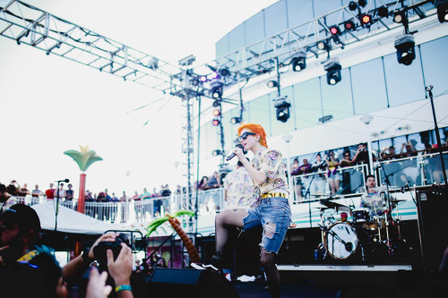 Hayley Williams performs with New Found Glory on PARAHOY! (3/8/16)