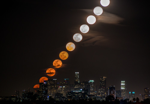 punkrockmermaid:  Moon Rise Time Slice…. This is a collage of 11 photos taken over 27 minutes and 59 seconds.